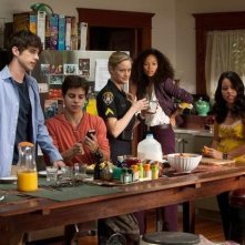 The Fosters: Teri Polo, Sherri Saum, Cierra Ramirez, Maia Mitchell e David Lambert in una scena della serie