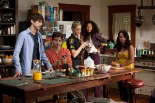 The Fosters: Teri Polo, Sherri Saum, Cierra Ramirez, Maia Mitchell e David Lambert in una scena della serie
