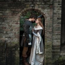 The White Queen: Rebecca Ferguson e Max Irons in una foto promozionale della serie