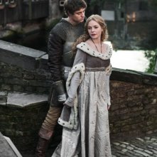 The White Queen: Rebecca Ferguson e Max Irons in una immagine promozionale della serie
