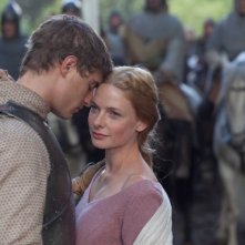 The White Queen: Rebecca Ferguson e Max Irons in una scena della serie