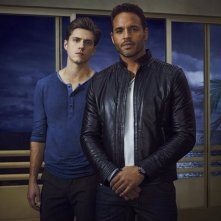 Graceland: Aaron Tveit e Daniel Sunjata in una foto promozionale della serie
