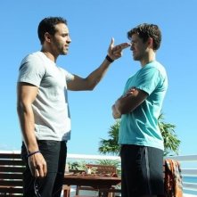 Graceland: Aaron Tveit e Daniel Sunjata in una scena del pilot della serie