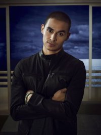 Graceland: Manny Montana in una foto promozionale della serie