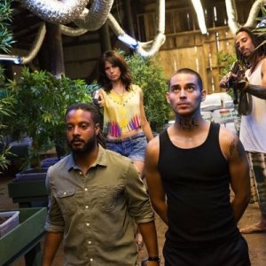 Graceland: Mia Kirshner, Brandon Jay e Manny Montana nell'episodio I'm Yours