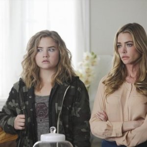 Twisted: Denise Richards e Maddie Hasson nel pilot della serie