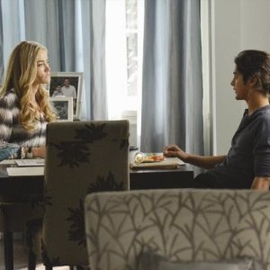 Twisted: Denise Richards ed Avan Jogia in una scena dell'episodio Grief is a Five-Letter-Word