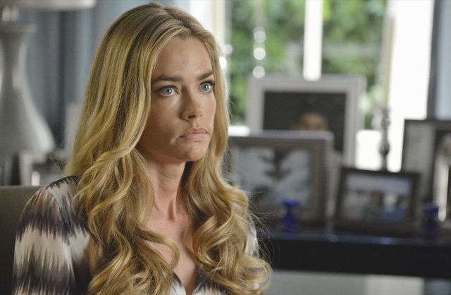 Denise Richards in una scena di Twisted