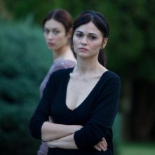 Romina Mondello in una scena di To the Wonder insieme a Olga Kurylenko (sullo sfondo)
