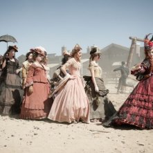 The Lone Ranger: Helena Bonham Carter guida le donne nel far west in una scena
