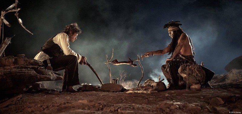 The Lone Ranger Johnny Depp E Armie Hammer Intorno A Un Falo In Una Scena Del Film 279213
