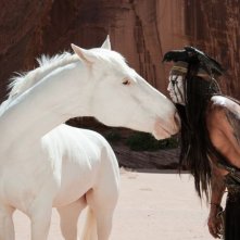The Lone Ranger: Johnny Depp parla con il cavallo bianco Silver in una scena