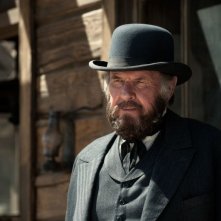 The Lone Ranger: Tom Wilkinson nei panni di Latham Cole in una scena