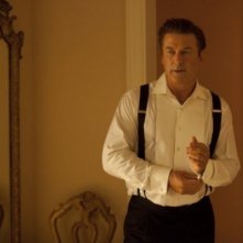 Blue Jasmine: Alec Baldwin si mette lo smocking in una scena del film