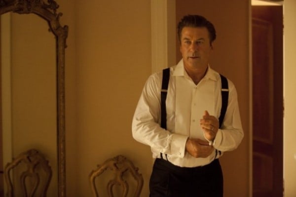 Blue Jasmine: Alec Baldwin si mette lo smocking in una scena del film