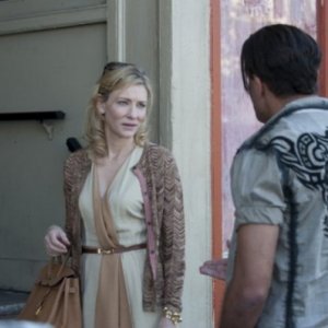 Blue Jasmine: Cate Blanchett discute con Bobby Cannavale sulla porta di casa