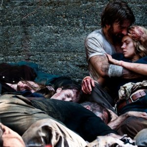 Open Grave: Erin Richards e Sharlto Copley in una scena del film