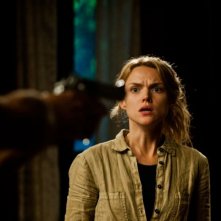 Open Grave: Erin Richards impaurita e minacciata in una scena del film