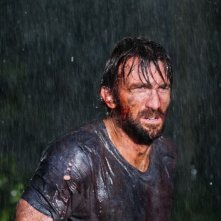 Open Grave: il protagonista dell'horror Sharlto Copley in una scena