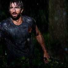 Open Grave: il protagonista dell'horror Sharlto Copley in una scena nei panni di Jonah