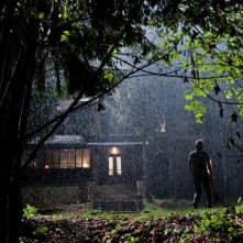 Open Grave: la baita dei misteri in una scena dell'horror