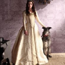 Reign: Adelaide Kane sul set della nuova serie CW