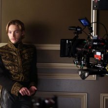 Reign: Toby Regbo sul set della serie CW