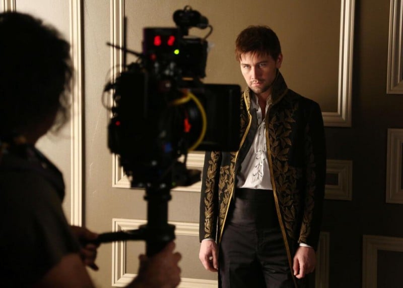 Reign: Torrance Coombs sul set della serie CW