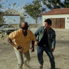 Cani sciolti: Denzel Washington e Mark Wahlberg in azione in una scena del film