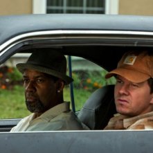 Cani sciolti: Denzel Washington e Mark Wahlberg in una scena