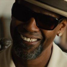 Cani sciolti: Denzel Washington sorride in una scena del film