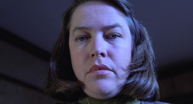 Primo piano di Kathy Bates in Misery non deve morire