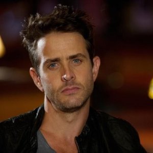Motive: Joey McIntyre in una scena della serie