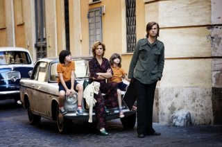 Anni felici: Kim Rossi Stuart e Micaela Ramazzotti in una foto sul set