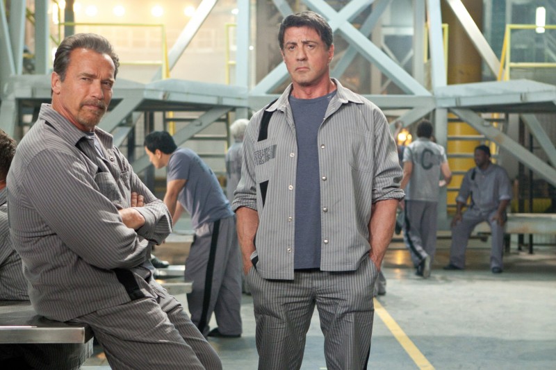 Escape Plan - Fuga dall'inferno: Arnold Schwarzenegger e Sylvester Stallone in una foto promozionale del film