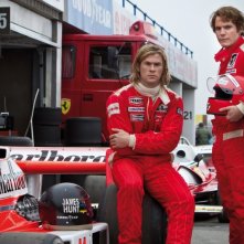 Rush: Daniel Brühl insieme a Chris Hemsworth in una foto promozionale del film