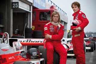 Rush: Daniel Brühl insieme a Chris Hemsworth in una foto promozionale del film