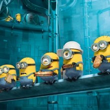 Cattivissimo me 2: i minions riuniti per la pausa pranzo in una scena del film.