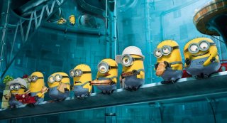 Cattivissimo me 2: i minions riuniti per la pausa pranzo in una scena del film.