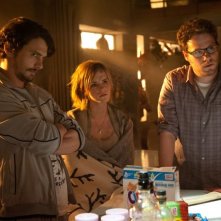 Facciamola finita: James Franco con Emma Watson e Seth Rogen in una scena