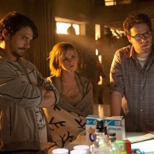 Facciamola finita: James Franco con Emma Watson e Seth Rogen in una scena