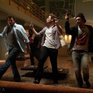 Facciamola finita: James Franco con Seth Rogen e Danny McBride in una scena