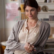 Una canzone per Marion: Gemma Arterton in una scena del film nei panni dell'insegnante di coro Elizabeth