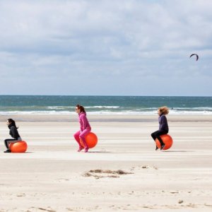 Ecco 'le regine del ring', ovvero le grintose cassiere della commedia Les reines du ring alle prese con gli allenamenti