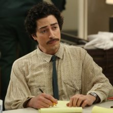 Mad Men: Ben Feldman in una scena dell'episodio Man With a Plan