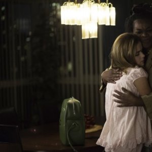 Mad Men: Davenia McFadden e Kiernan Shipka nell'episodio The Crash