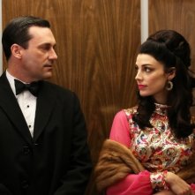 Mad Men: Jon Hamm e Jessica Paré in una scena dell'episodio The Flood