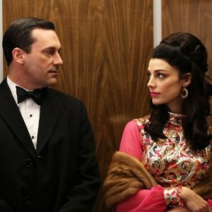 Mad Men: Jon Hamm e Jessica Paré in una scena dell'episodio The Flood