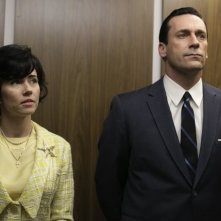 Mad Men: Jon Hamm e Linda Cardellini nell'episodio The Crash
