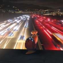 Turbo: la lumachina Turbo guarda le auto sfrecciare a grande velocità in una scena del film